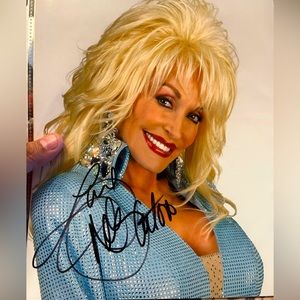 Dolly Parton signed with Coa ✍🏼